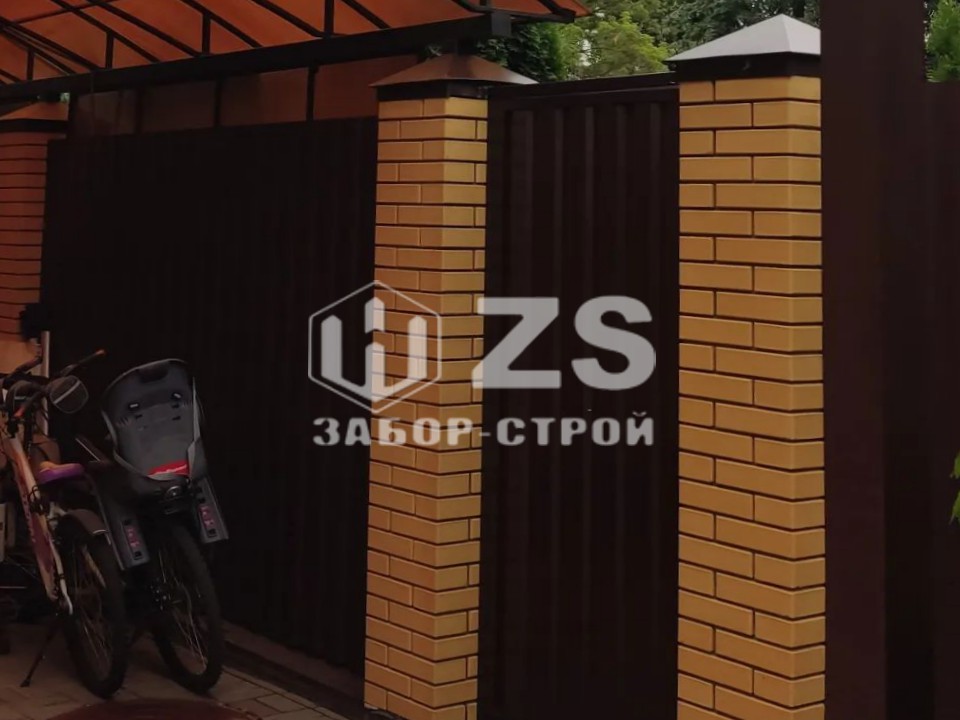Забор из профнастила с кирпичными столбами 20 соток Забор из профнастила с кирпичными столбами 20 соток